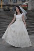 Vand rochie de mireasa in stare foarte buna; creatie casa de moda Adelline; culoarea untului; tafta si broderie manuala. Vand rochie de mireasa in stare foarte buna; creatie casa de moda Adelline; culoarea untului; tafta si broderie manuala.
