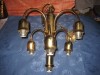 Candelabru din metal auriu cu 7 brate avand becuri cu dulia mica