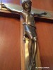 Crucifix din bronz si alama pe cruce de lemn