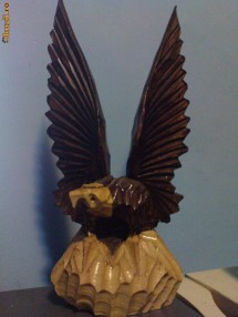 VULTUR SCULPTAT IN LEMN foto