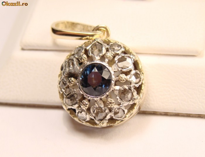 amuleta 18K medalion pandativ cu safir si anturaj diamant foto mare