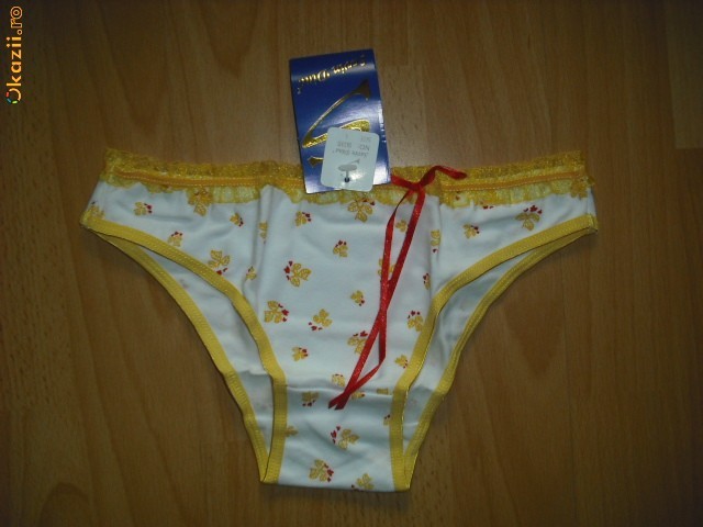 BIKINI ALBI CU GALBEN foto mare