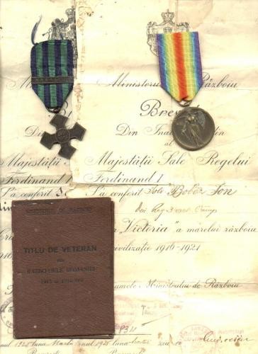 MEDALIILE  VICTORIA SI  CRUCEA WW1 + BREVETE foto mare