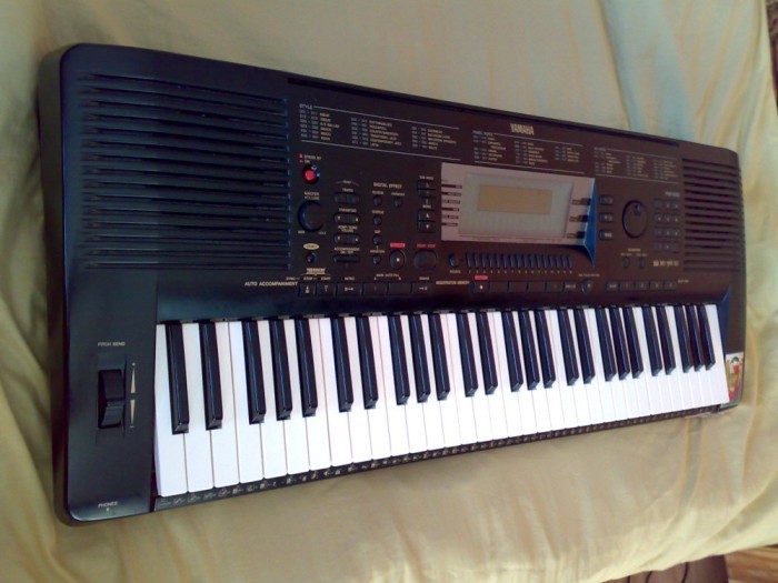 orga profesionala yamaha psr 630, floppy disc foto mare