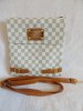 Poseta Geanta plic de umar Louis Vuitton alb cu gri cu bretea maro asemanator piele Gentuta tip postas Made in Italy Borseta Produs Model nou 2013