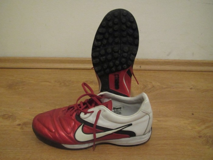 adidasi / papuci de fotbal NIKE din piele naturala marimea 41,5 / 42 / 42,5 cu mici crampoane pentru teren sintetic foto mare adidasi / papuci de fotbal NIKE din piele naturala marimea 41,5 / 42 / 42,5 cu mici crampoane pentru teren sintetic foto mare