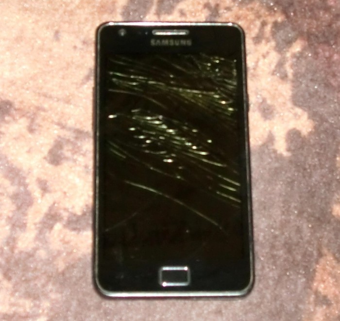 Samsung Galaxy S2 i9100 DEFECT cu Display spart,pentru piese foto mare Samsung Galaxy S2 i9100 DEFECT cu Display spart,pentru piese foto mare